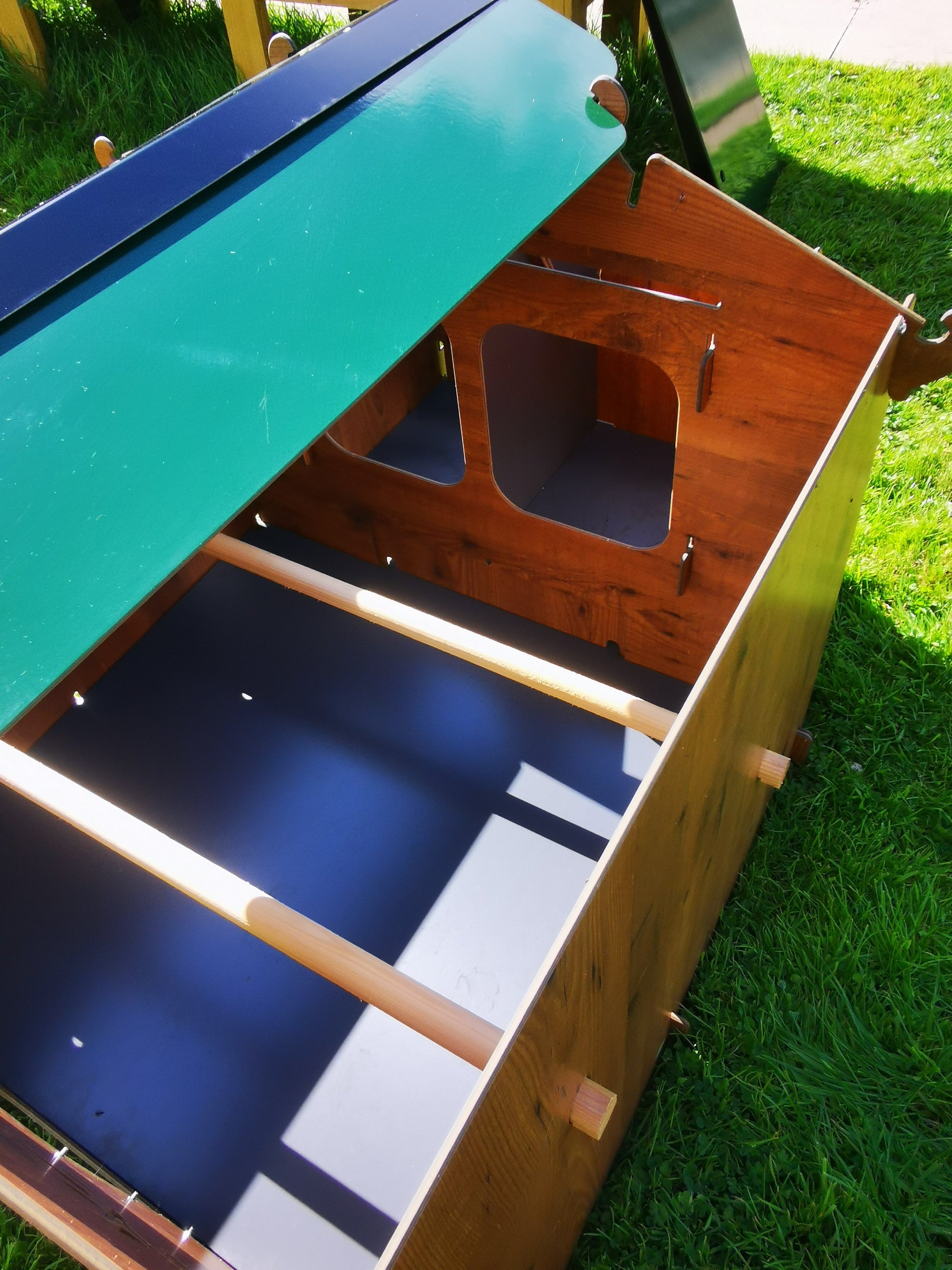 Easicoop Chalet L (wood finish) - 8 - 10 large hens - Easicoop